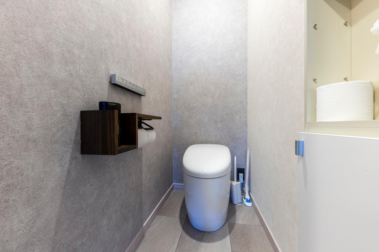 玄関すぐのトイレはリビングや浴室からも使いやすい配置に