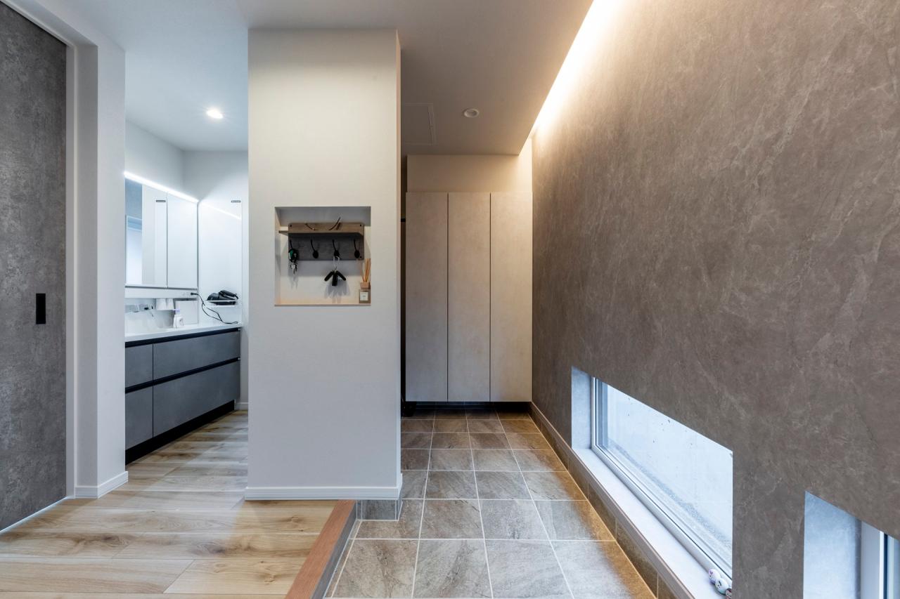 間接照明が奥行き感を演出し広がりを持たせる玄関ホール