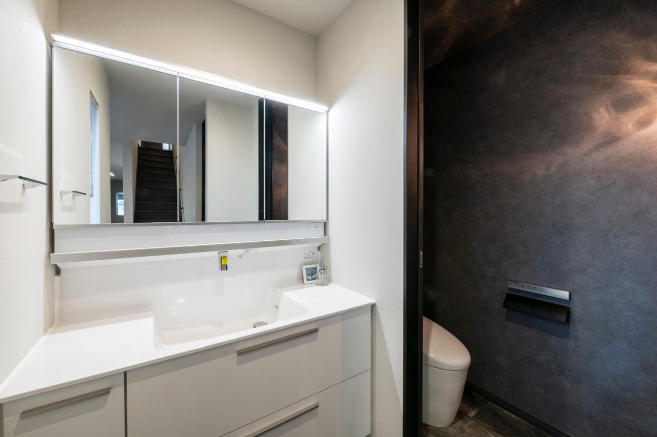 トイレ、ラバトリー・洗面所、手洗いスペース：帰宅後すぐに手洗いできるお帰り導線の洗面