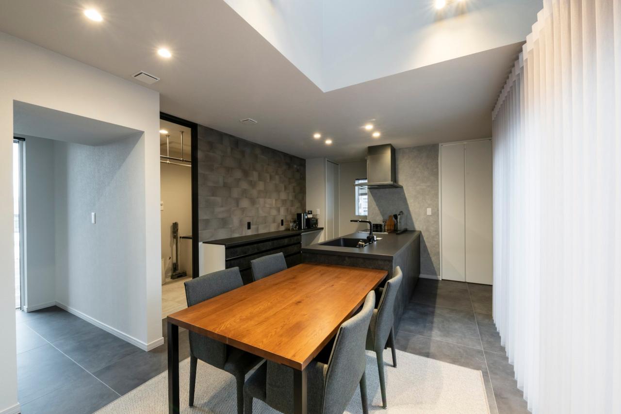 ダイニング、キッチン、吹き抜け：吹き抜けから光が降り注ぐ、横並びで家事楽なダイニングキッチン