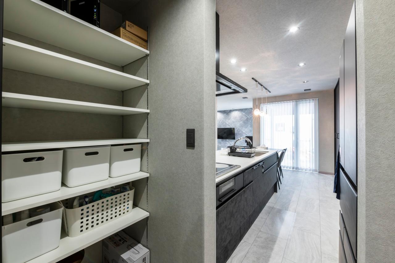 キッチン横には玄関から直接アクセスできるパントリースペース