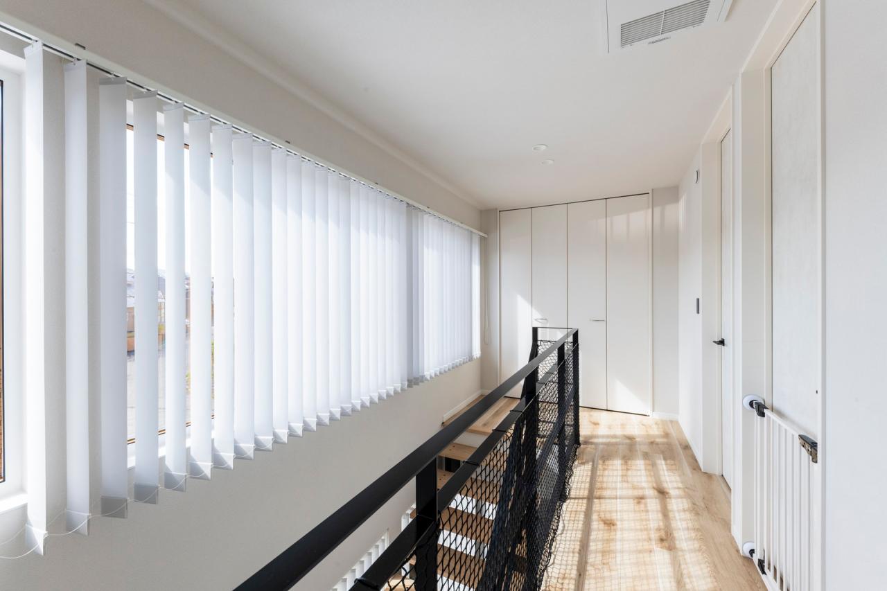 2階ホールには季節ものやかさばるものの収納に便利なクローゼットを設置