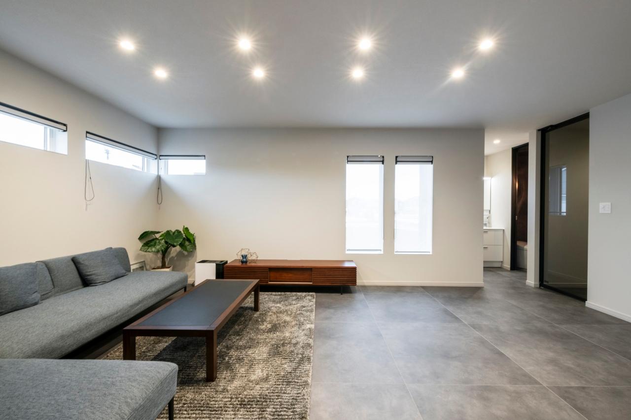 リビング、窓、手洗いスペース：家族の会話が広がる、ゆとりあるリビング