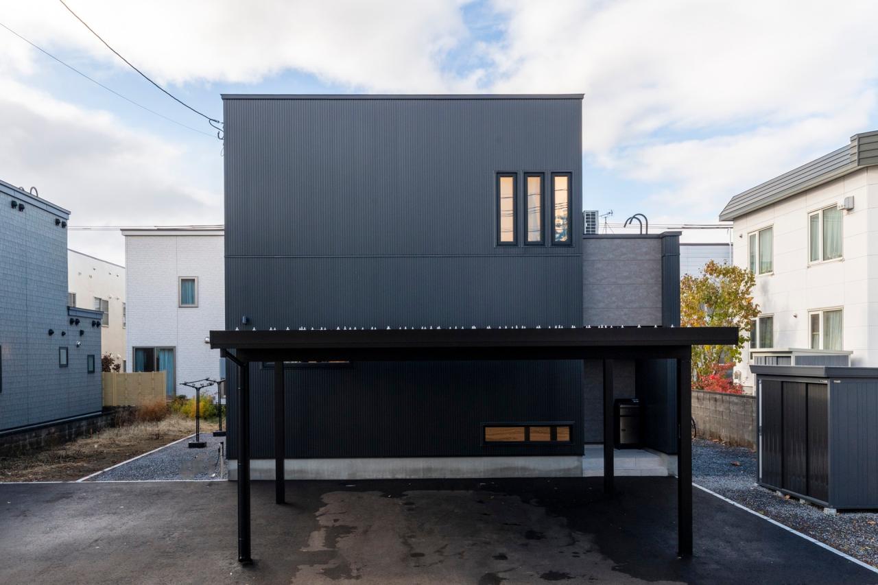 外観：スリットラインが美しいブラックの金属サイディングの外観