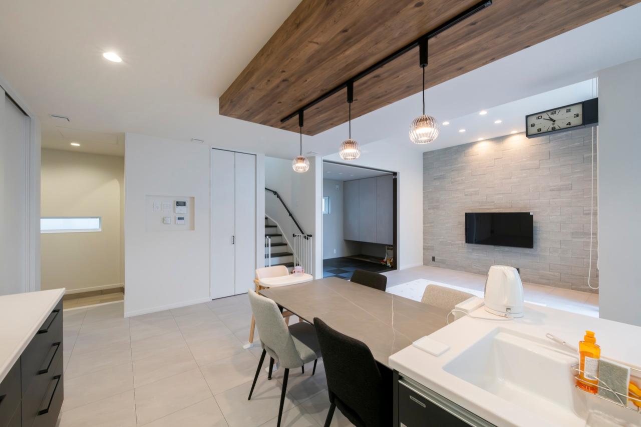 リビング、階段、内装：家族をつなぐリビング階段のお住まい、空間のアクセントにはスイッチニッチも