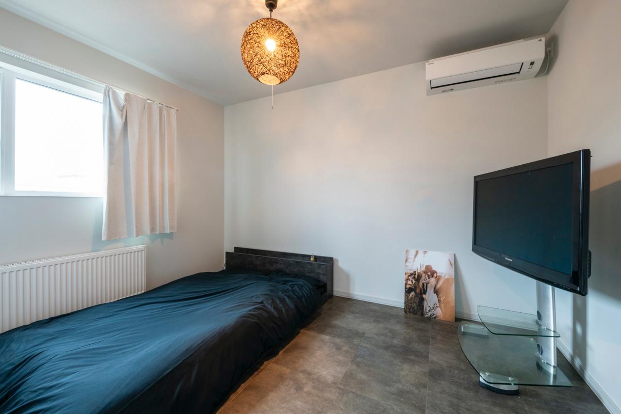 寝室：主寝室は落ち着いたトーンでまとめて上質な睡眠を