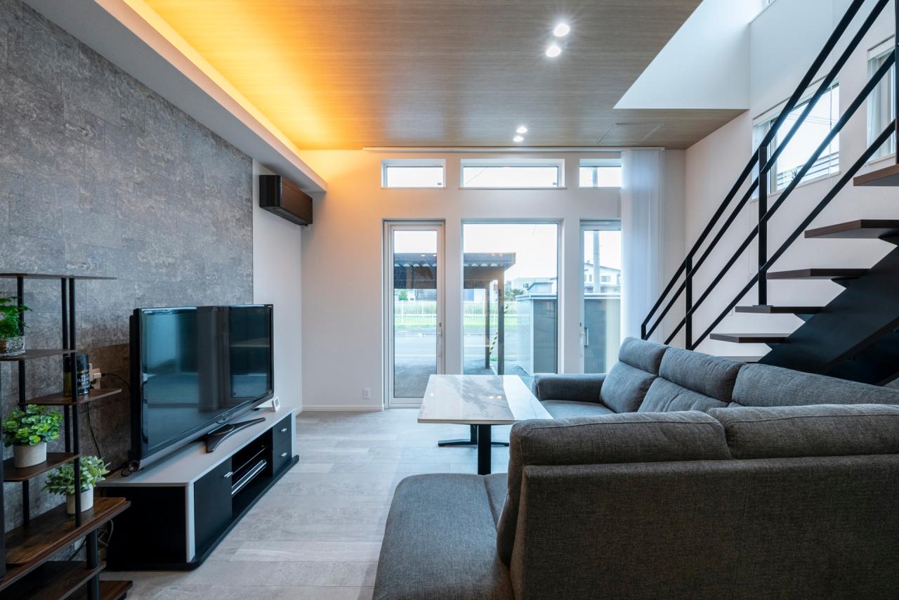 リビング、壁紙、照明：アクセントウォールと間接照明、アクセントクロスの調和が印象的なリビング