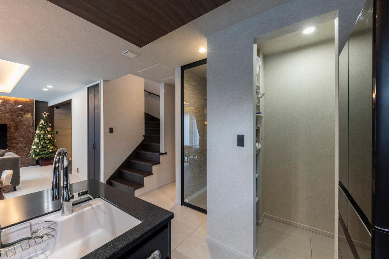 キッチン、収納、食品庫：キッチン横にはパントリースペースを確保、見えづらい配置で生活感レス