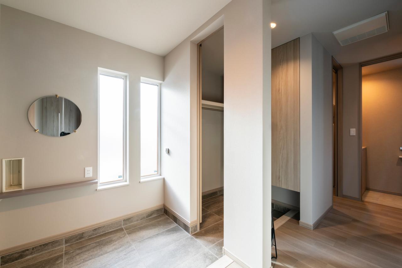 玄関、シューズクローク:収納充実のすっきり玄関空間