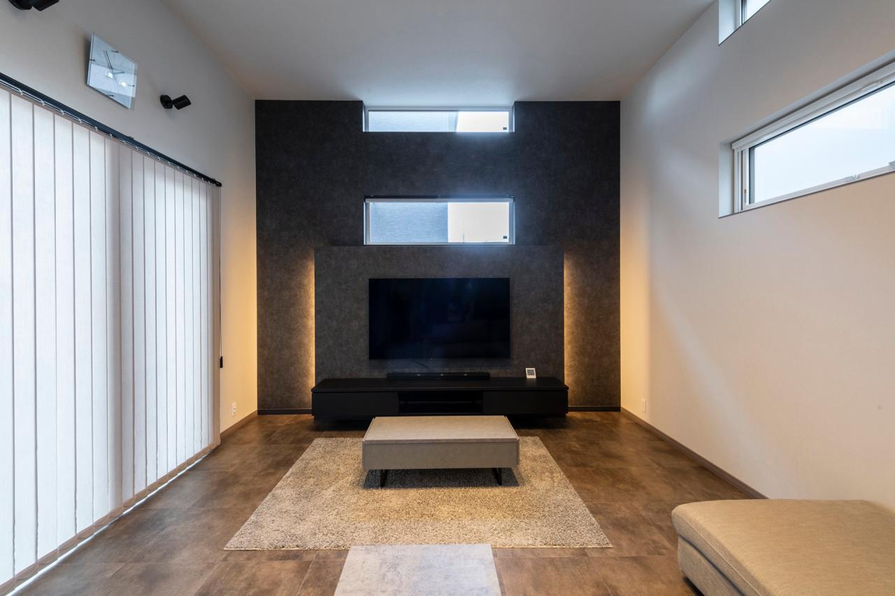 テレビ背面にはふかし壁と間接照明でまるでホテルのエントランスの様な空間に