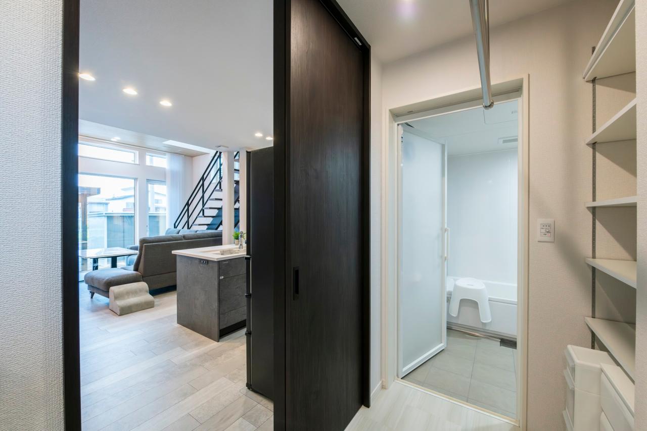 バスルーム、脱衣室、洗濯室：使いやすい回遊動線の水回りで家事楽を叶えるお住まい