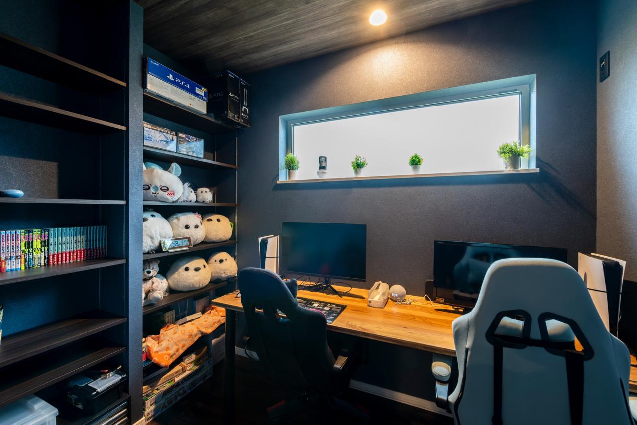 趣味室、壁紙、書斎：2人並んで使える趣味室兼書斎、ダークトーンのクロスで落ち着いた空間に