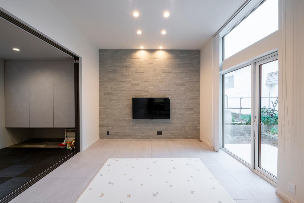 リビング、壁紙、内装：テレビ背面は贅沢に一面エコカラット採用で高級感と機能性を両立