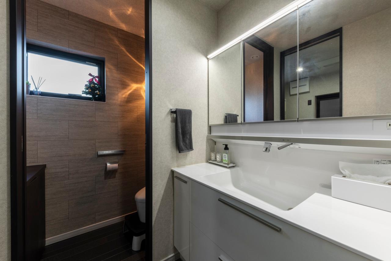 トイレ、ラバトリー・洗面所：広々幅1200の洗面所で家族横並びでも使え、忙しい朝も快適に