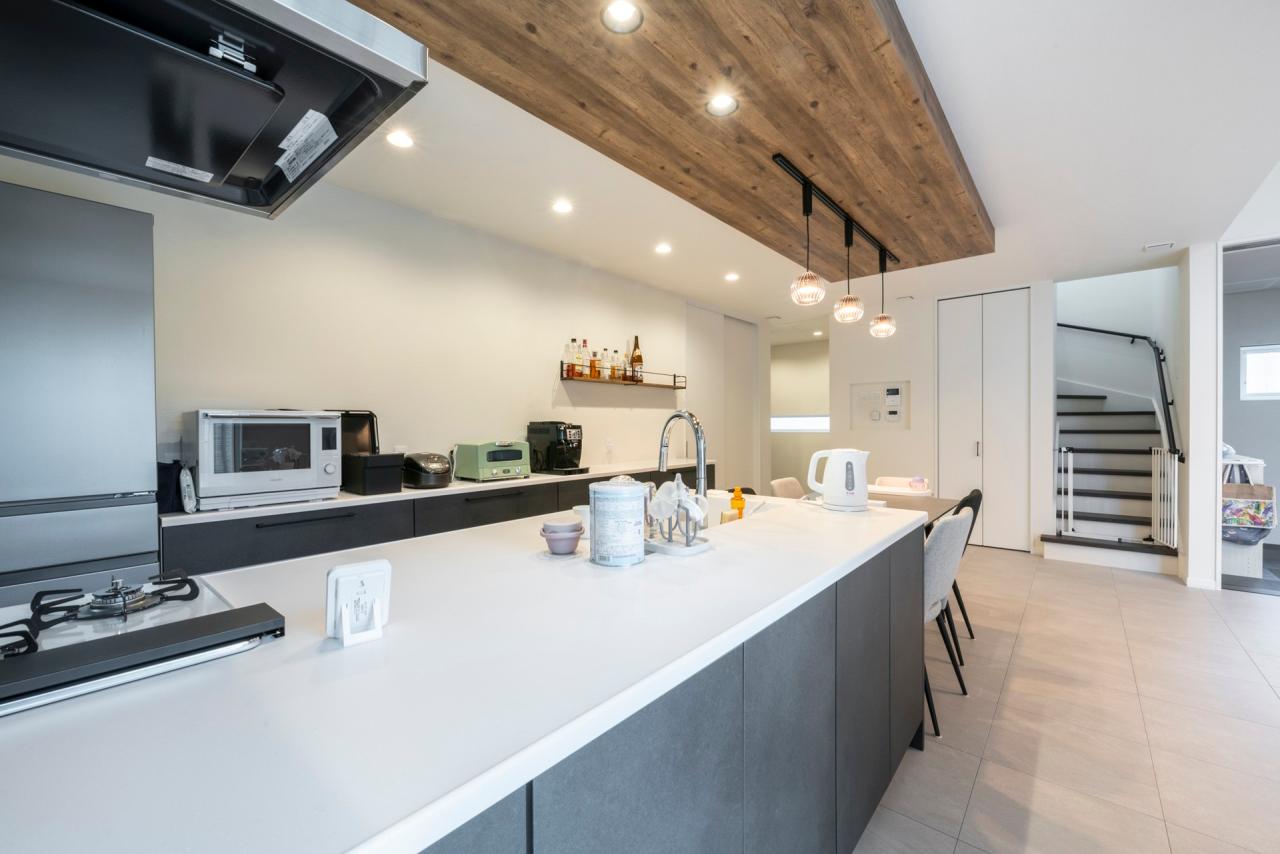 キッチン：広々カウンターで家事楽を叶えるフラット対面キッチン