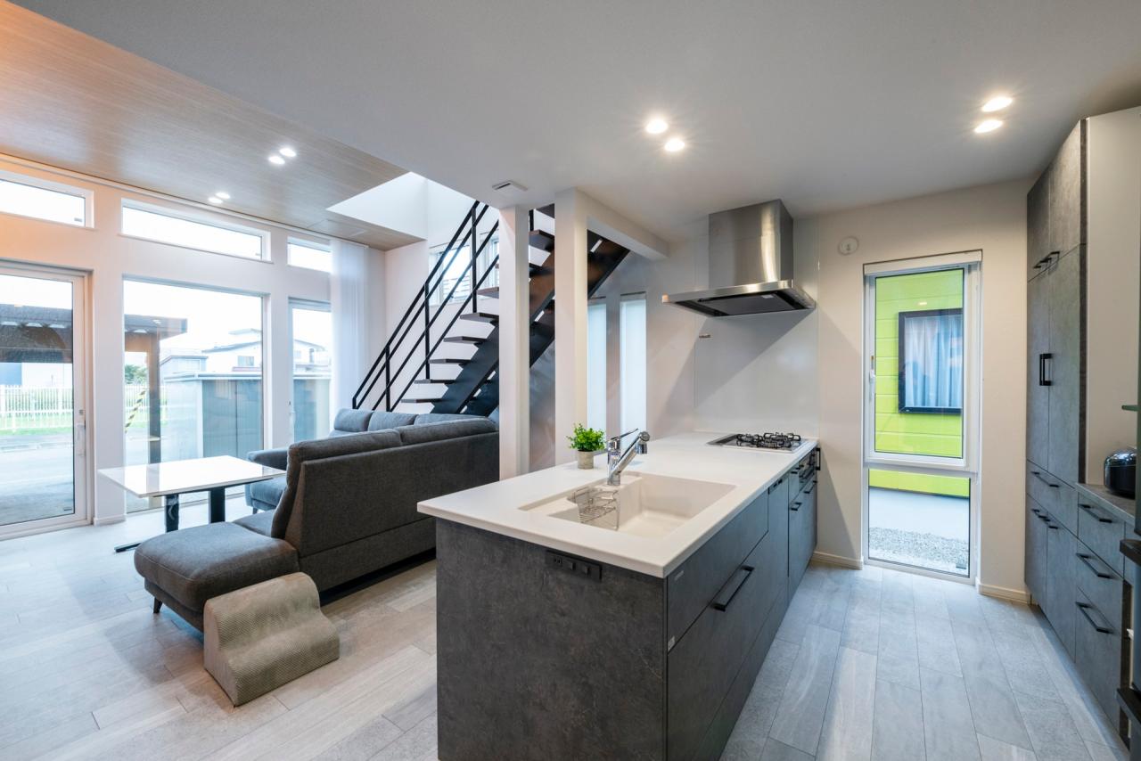 キッチン、設備：広々カウンターが使いやすいキッチンはタカラスタンダードのオフェリア