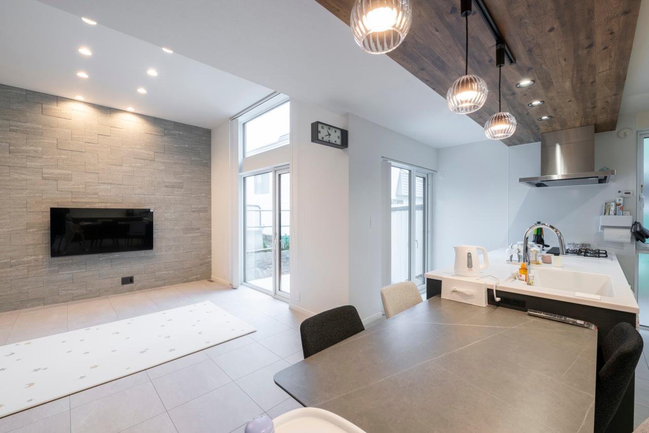 リビング、ダイニング、キッチン：家事をしながらでもリビングの家族を見守れて子育て世帯に安心の間取り