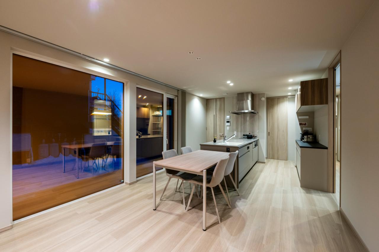 ダイニング、キッチン、窓:光と木目が調和するダイニングキッチン