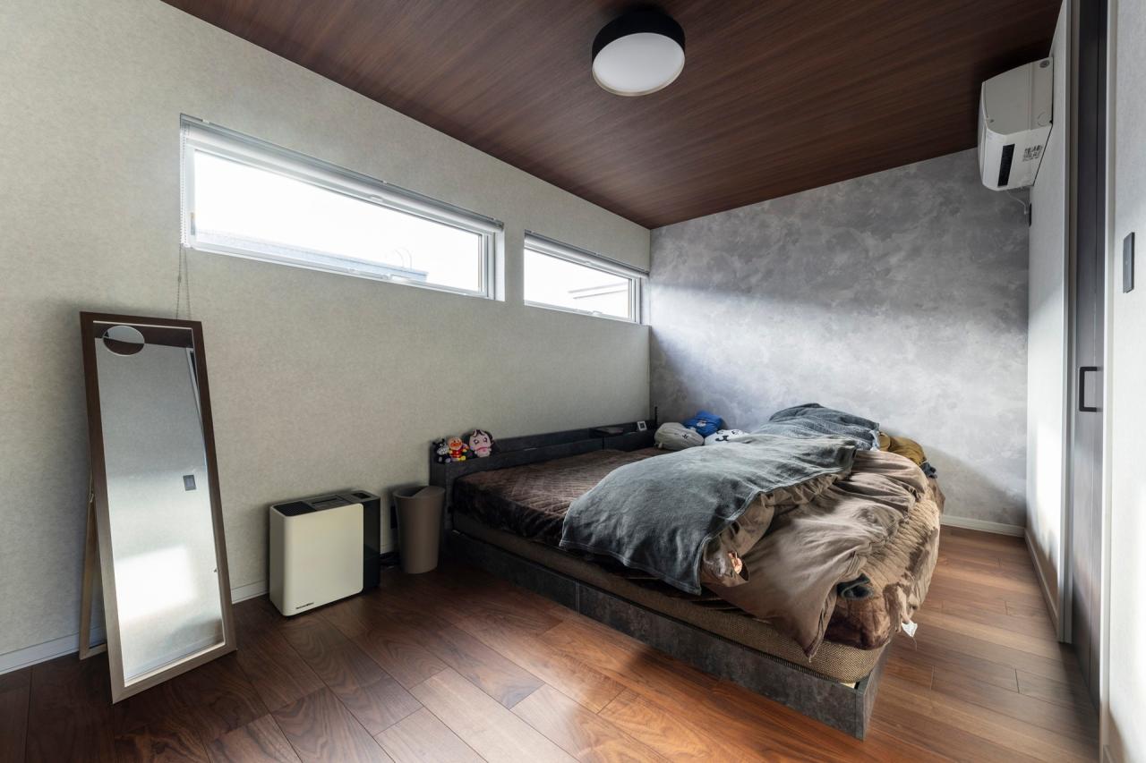 寝室、洋室、窓：広々とした寝室は眠りを妨げずに明り取りが可能な水平スリット窓を採用