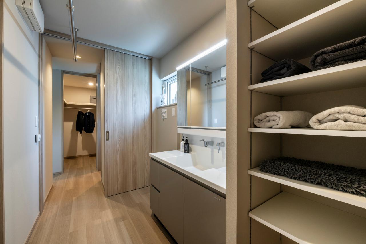 ラバトリー・洗面所、脱衣室、洗濯室:収納充実の洗面脱衣室