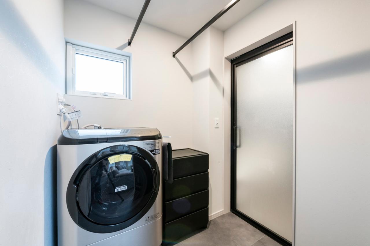 脱衣室、洗濯室：外壁に接する位置の洗濯脱衣室には給湯器を設けず外観を損なわない工夫を