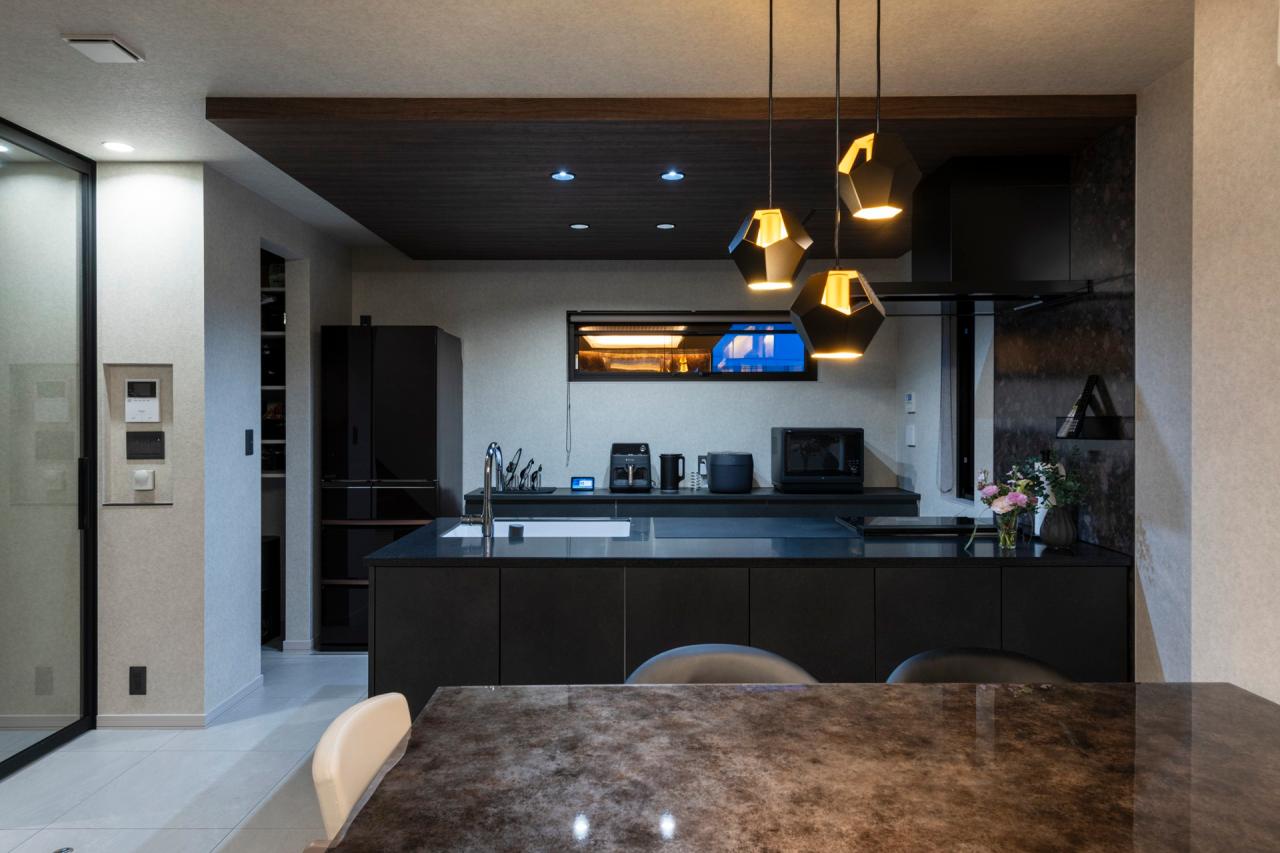 ダイニング、照明：食卓に彩りを加える印象的なペンダントライト