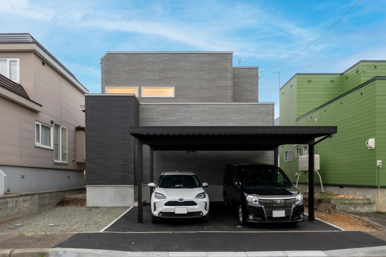 外観：ブラック×グレーと凹凸でシンプルながら印象的な外観