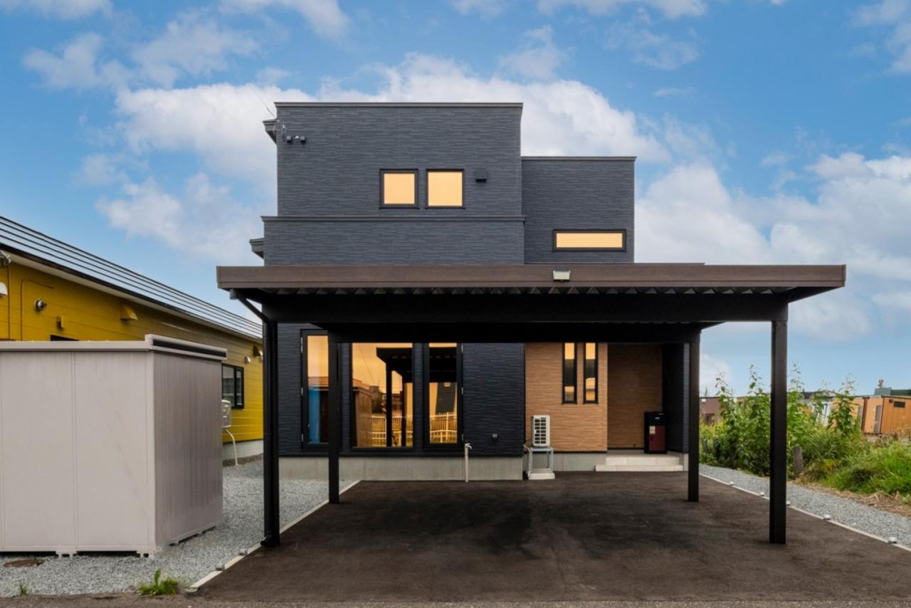 外観：ブラック×オレンジが印象的な外観、広々カーポート付きで安心