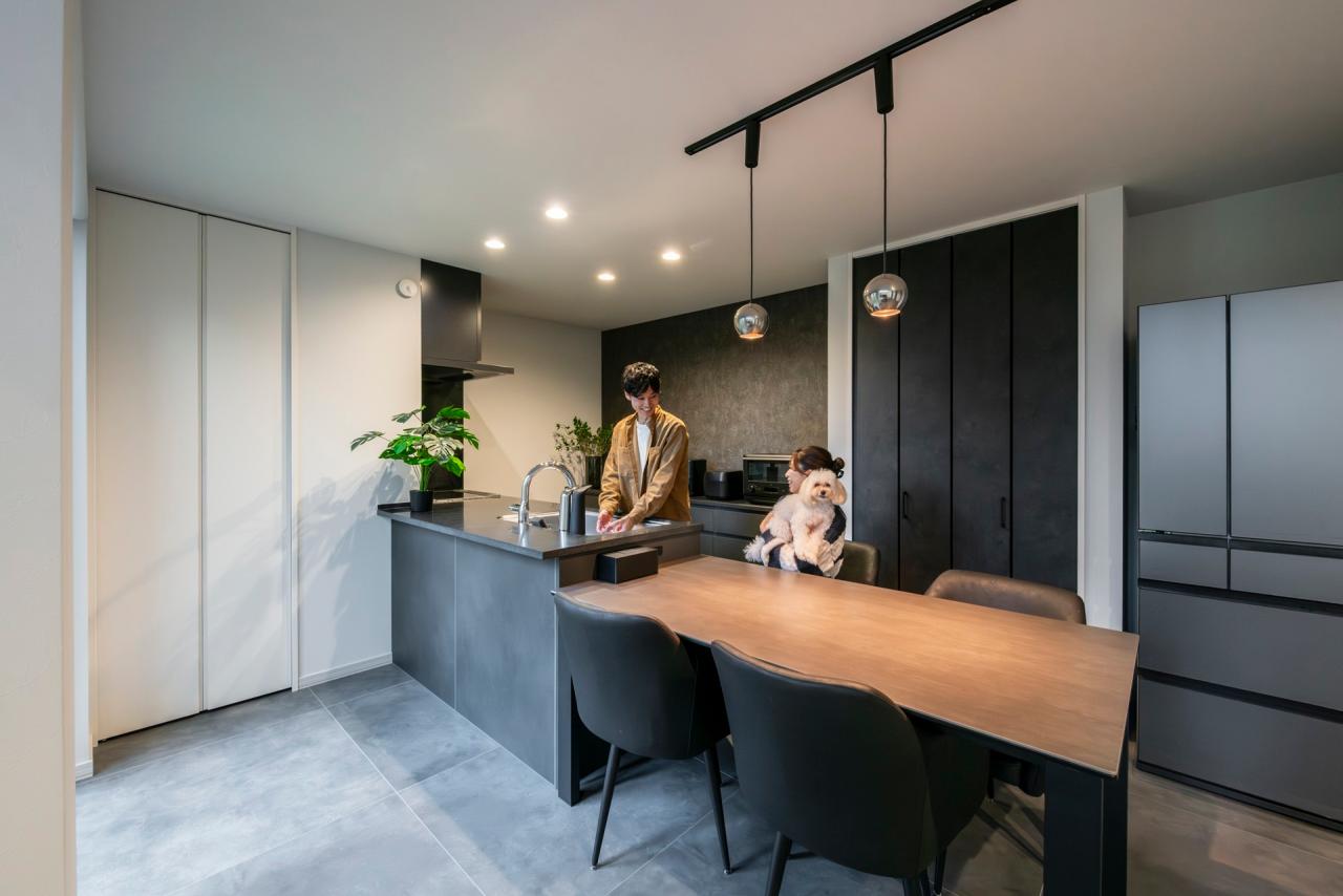 ダイニング、キッチン：横並び配置ダイニングキッチンで会話をしながら家事も可能