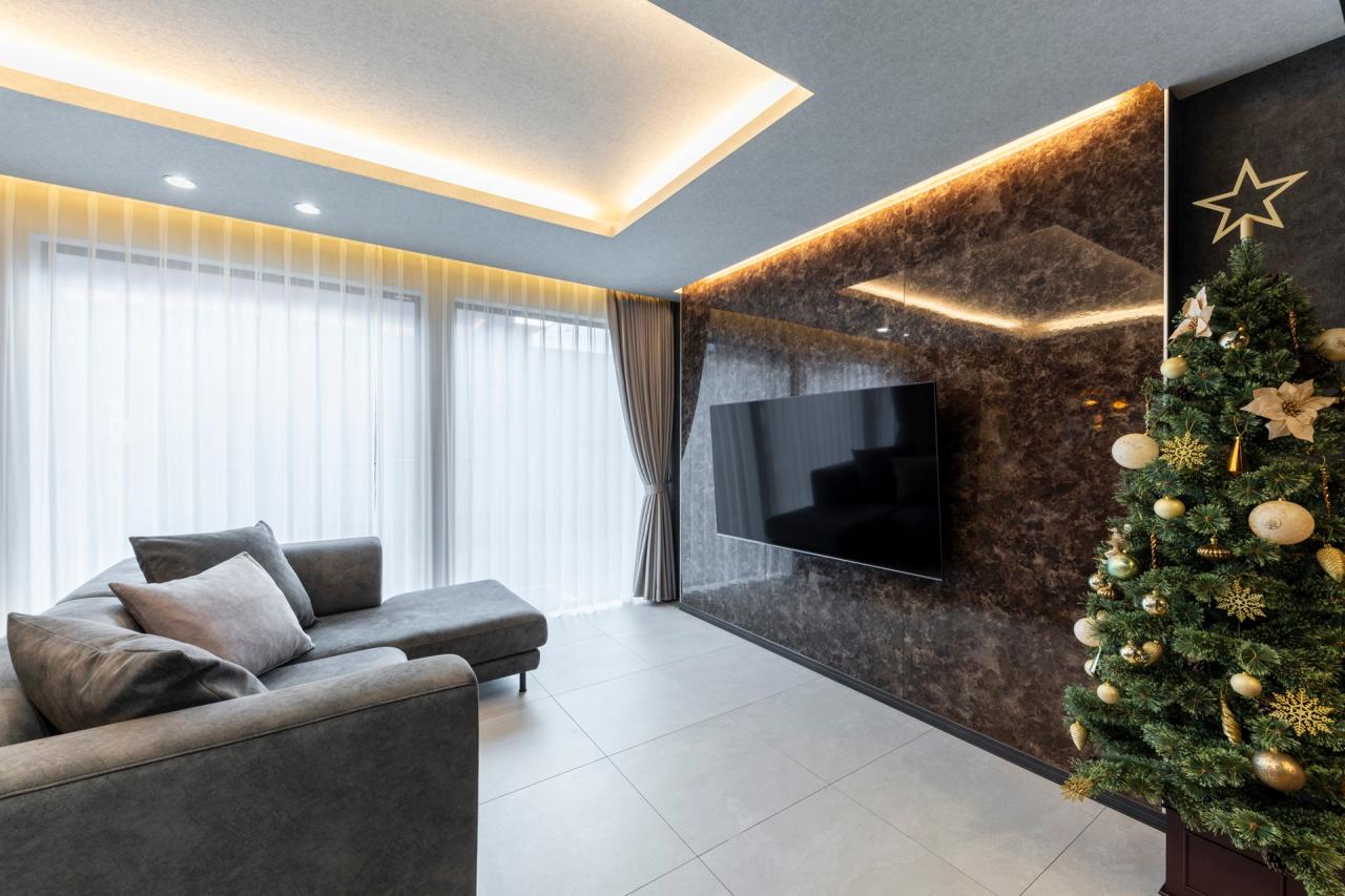 リビング、壁紙：大建工業のグラビオ石目抽象柄でホテルライクなアクセントウォール