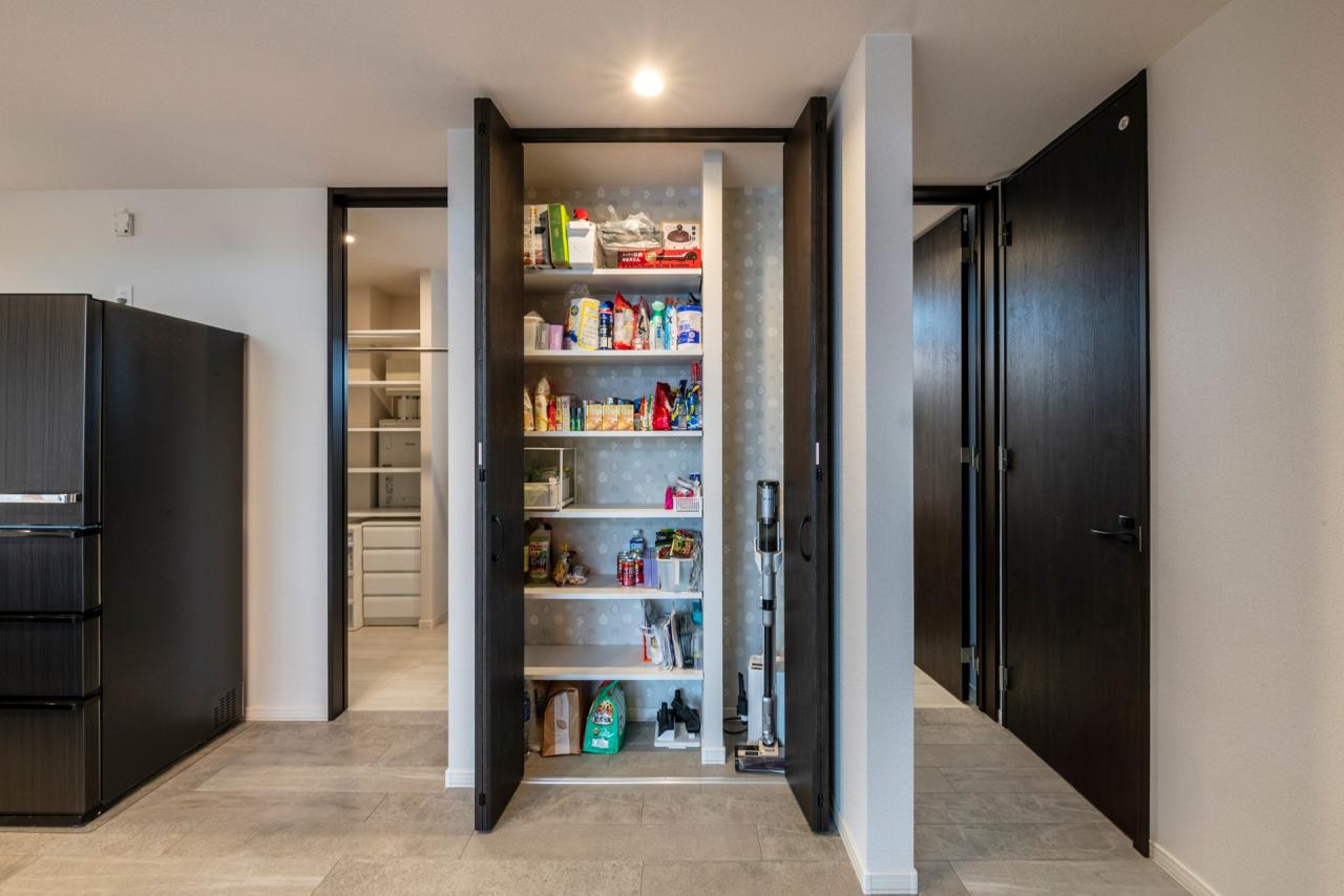 リビング、収納、食品庫：リビングには大容量のパントリー、奥様こだわりの掃除機スペースも計画