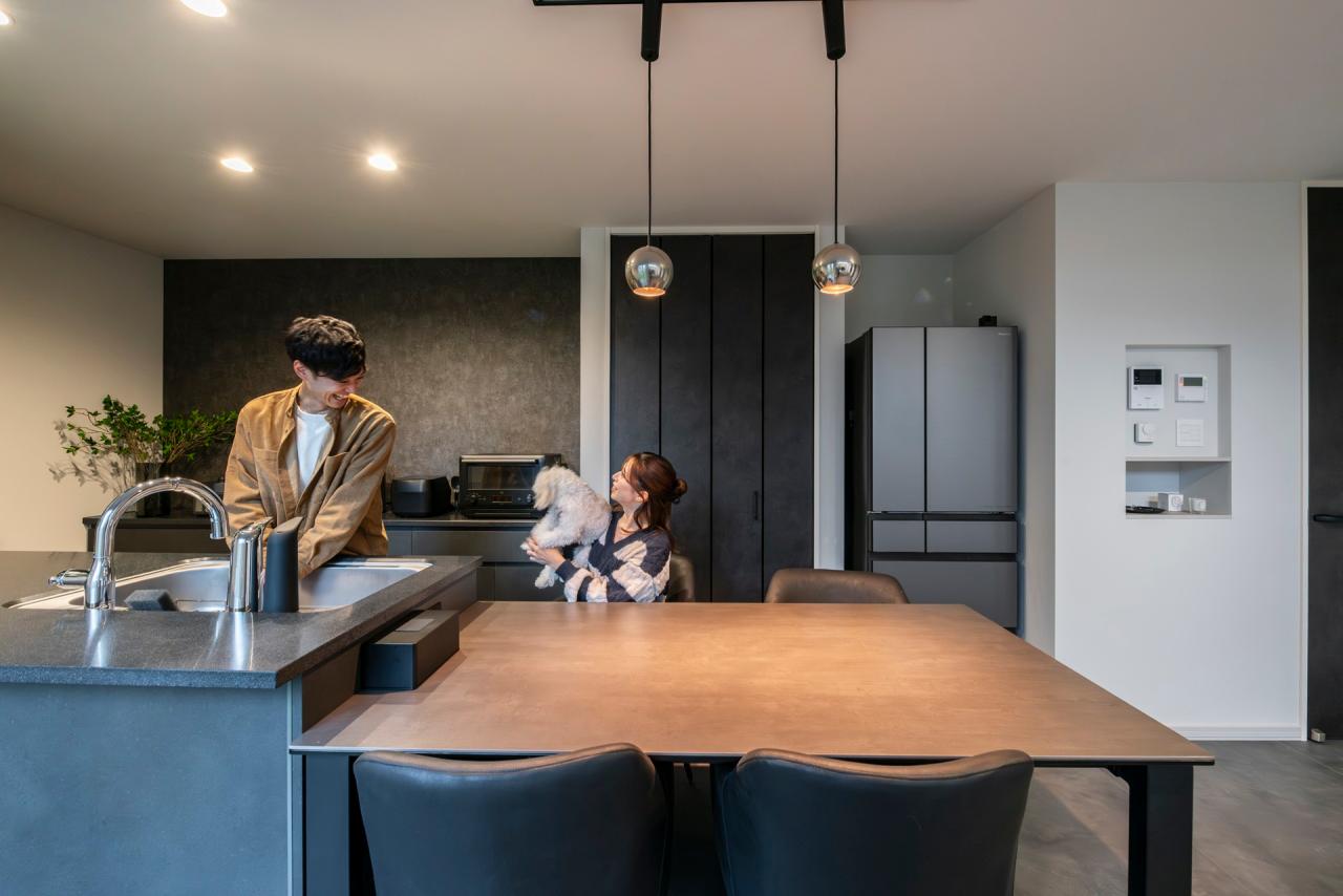 ダイニング、キッチン：配膳、後片づけが楽なので毎日の家事楽だけでなく友人を招いてパーティーも