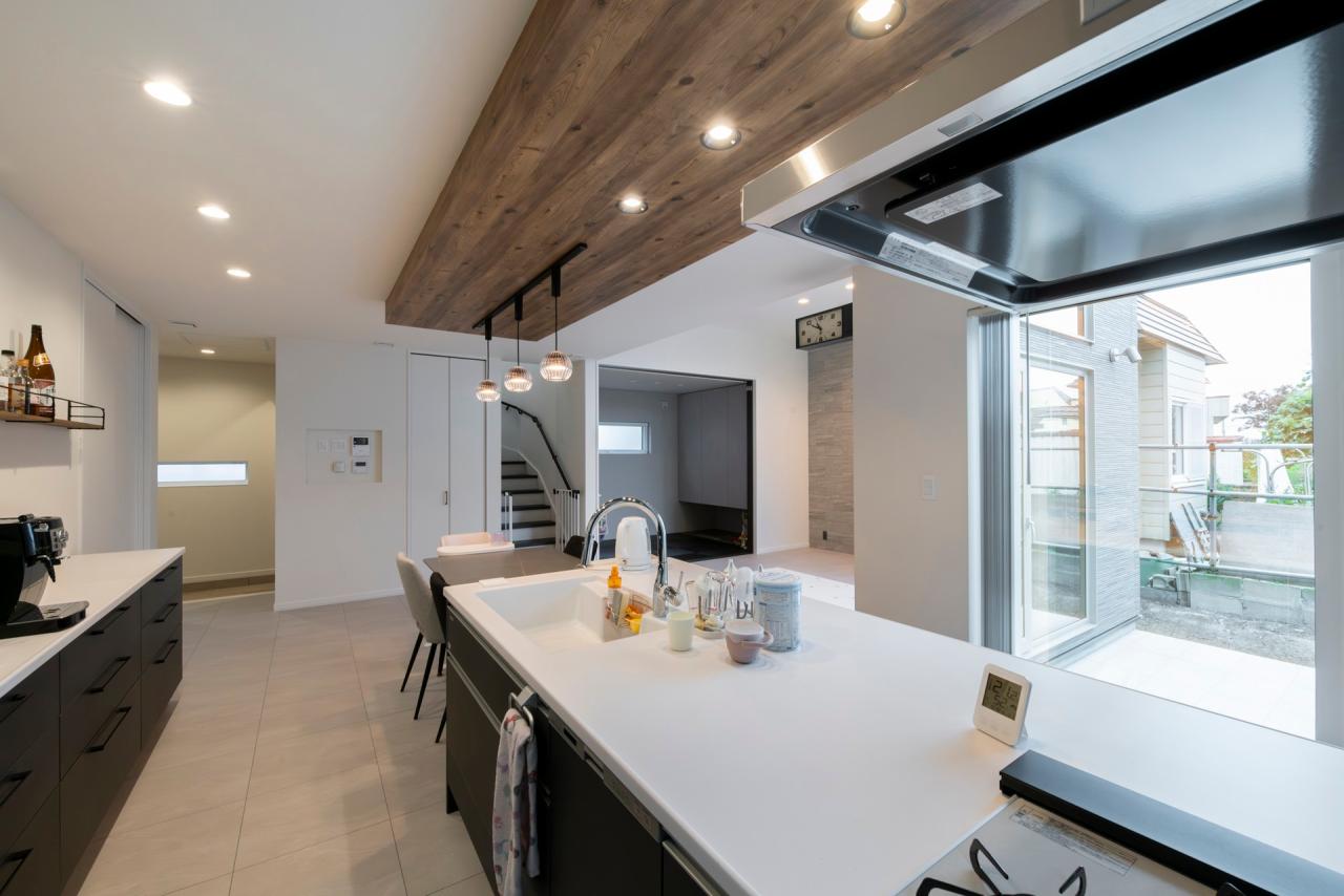 リビング、ダイニング、キッチン：キッチンからLDKやコンクリートテラスを見渡せて子供の見守りも安心