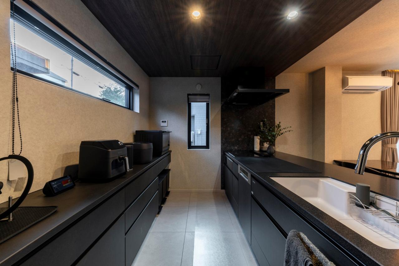 キッチン、設備：マットなブラックで統一されたキッチン周り、家電もブラックに統一