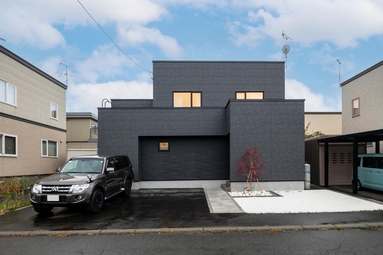 外観：外観はブラックを基調に凹凸を組み合わせで立体感を