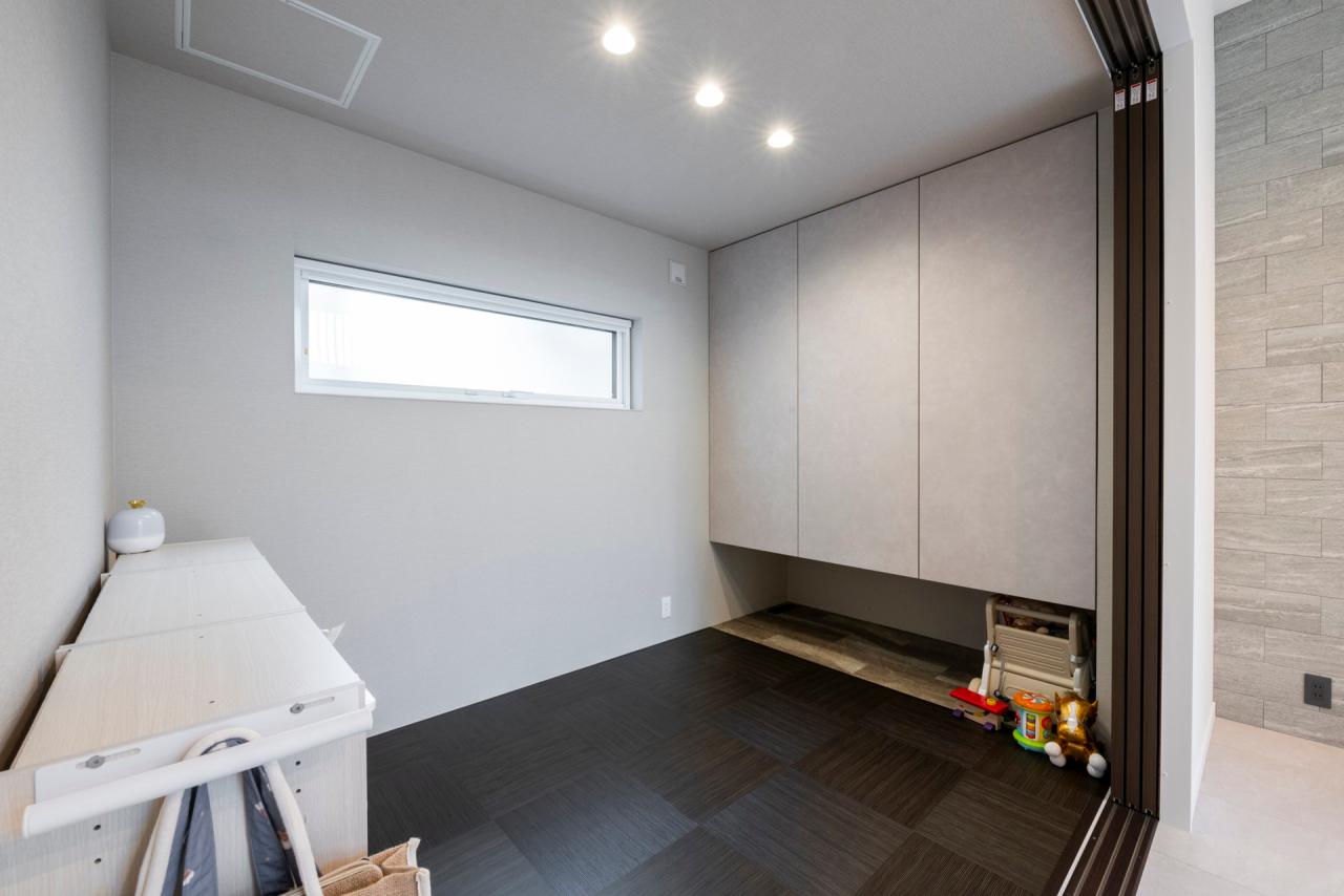 リビング、フリースペース：リビング横には客間としても子供の遊び場として使えるマルチユースなスペースを計画