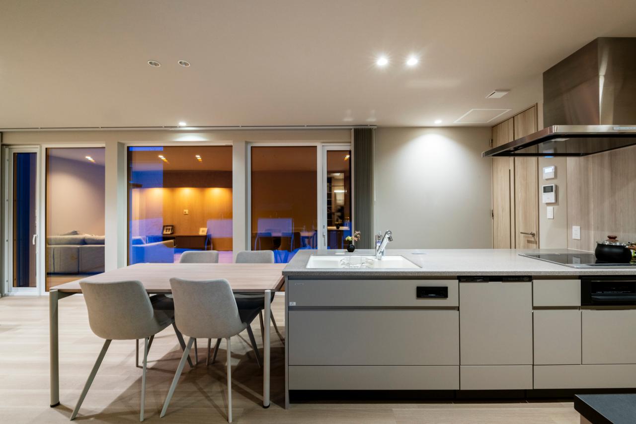 ダイニング、キッチン:家族が集う明るい対面キッチン空間