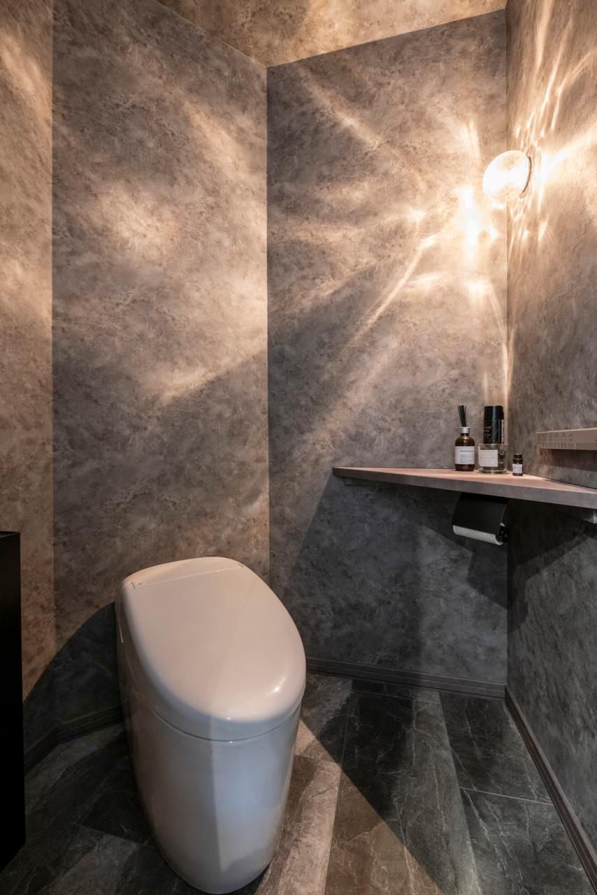 トイレ、壁紙：レストルームは壁を5角形に造作しこだわりの空間に