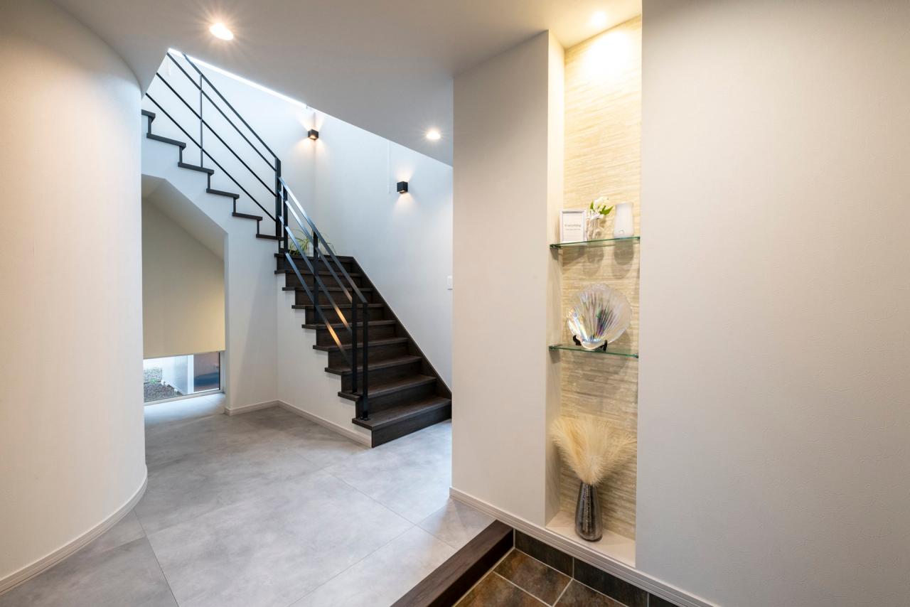 階段、ホール、吹き抜け：飾り棚、R壁、吹き抜け階段でホテルのエントランスの様な玄関