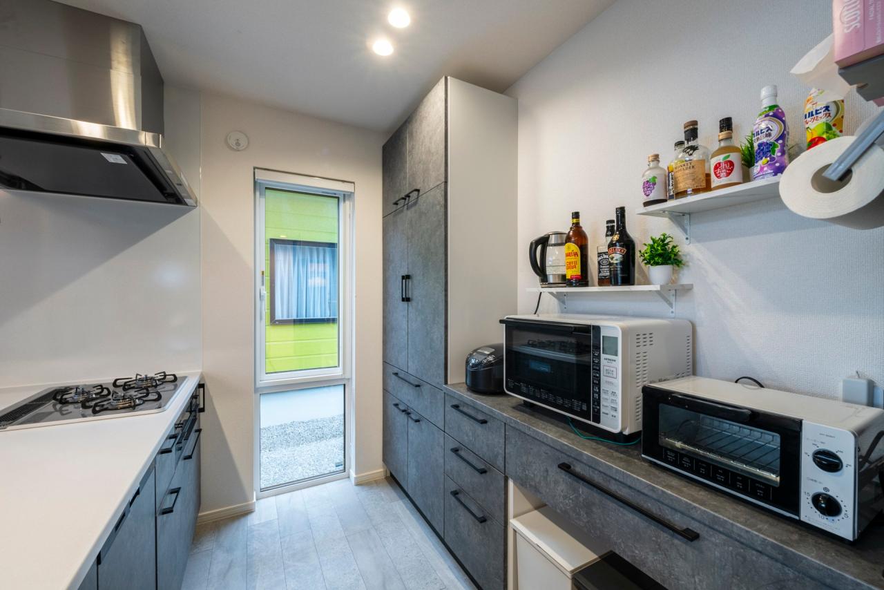 ダイニング、キッチン、収納：見せる収納やトール収納も加え大容量のキッチン背面収納