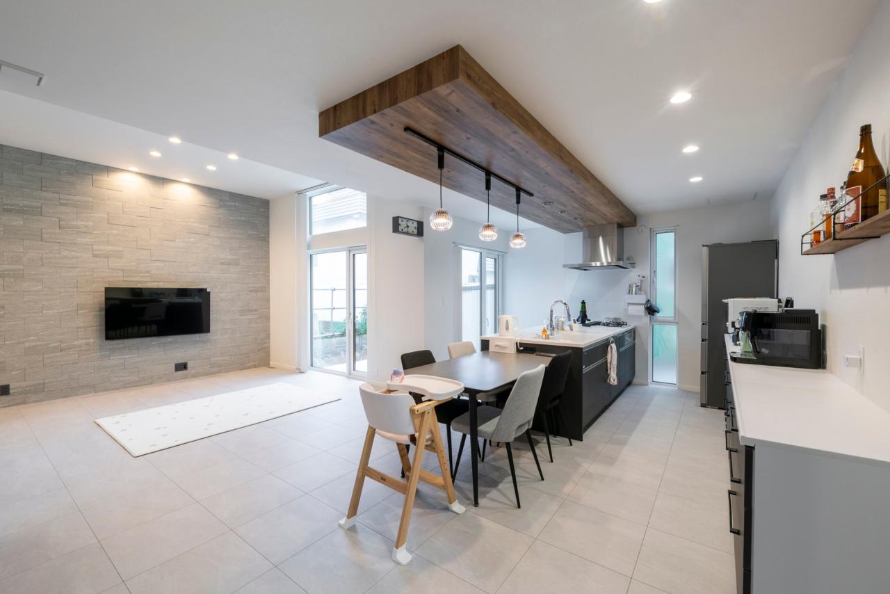 リビング、ダイニング、キッチン：ひとつながりながらも天井の高さで緩やかにゾーニングされ居心地の良いLDK