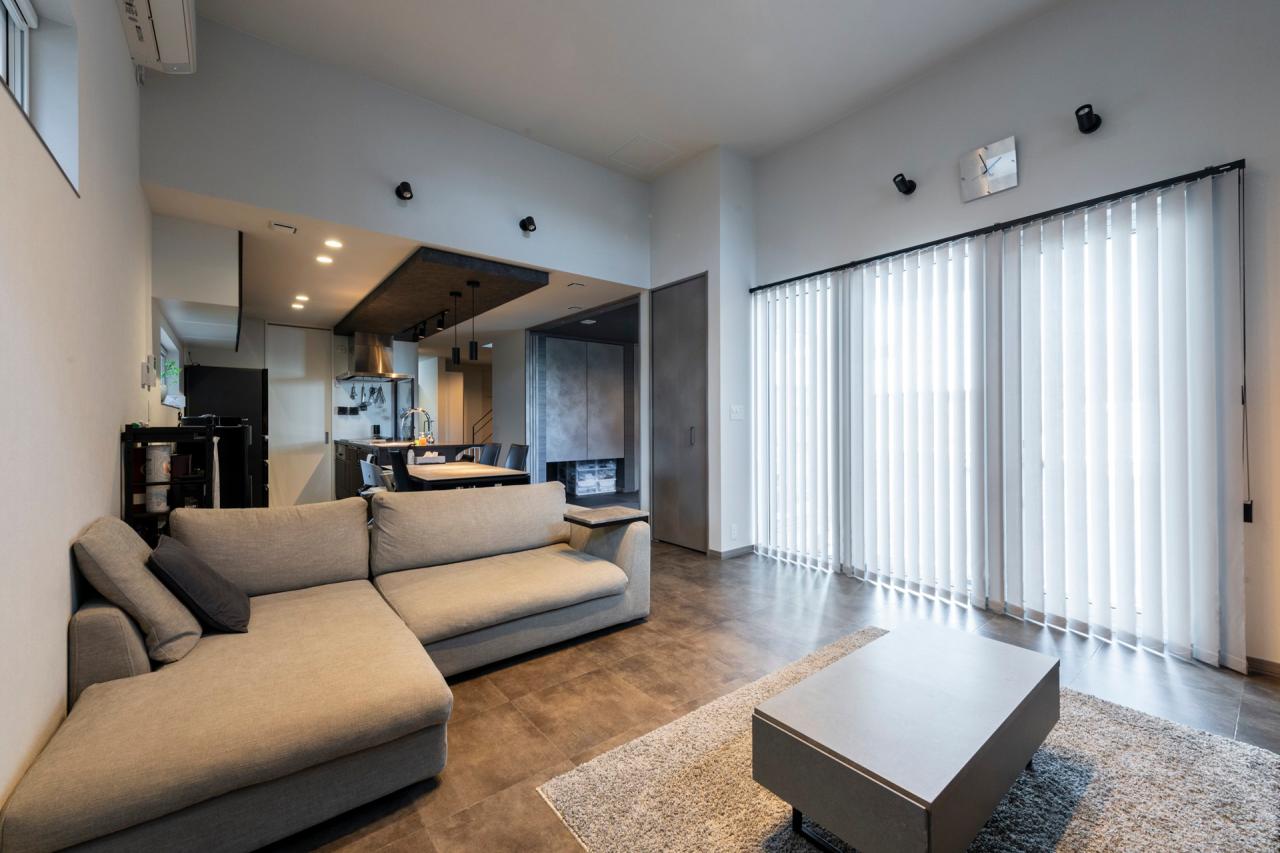 大胆な石目調のフロアタイルが高級感を引き立てるリビング空間