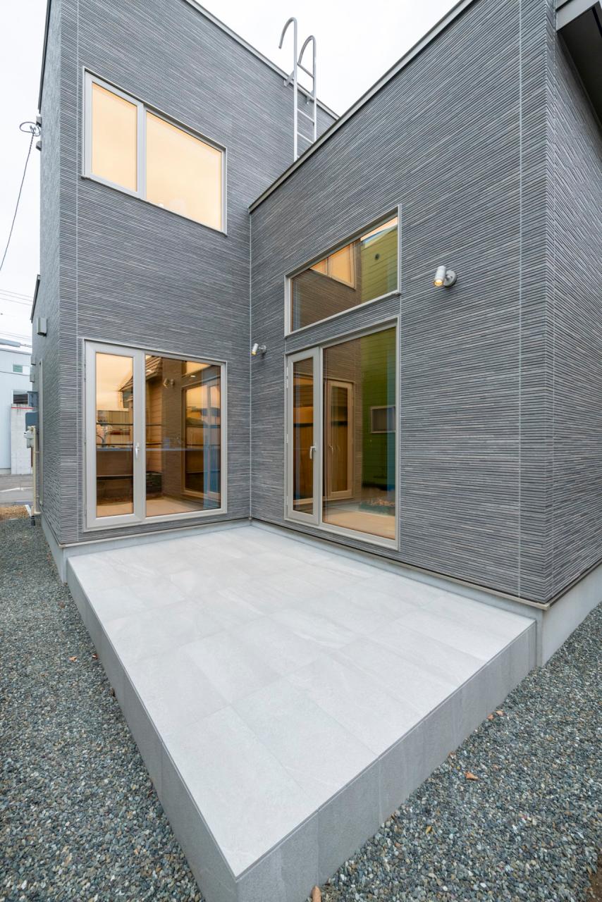 外観、デッキ・テラス：リビングとキッチンに面したコンクリートテラスでBBQや雪遊びも