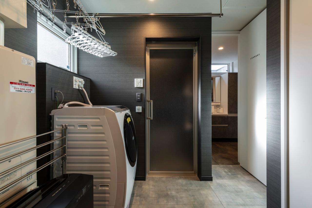 ラバトリー・洗面所、脱衣室、洗濯室：水回りは広々設計しキッチンを中心に回遊可能な間取に