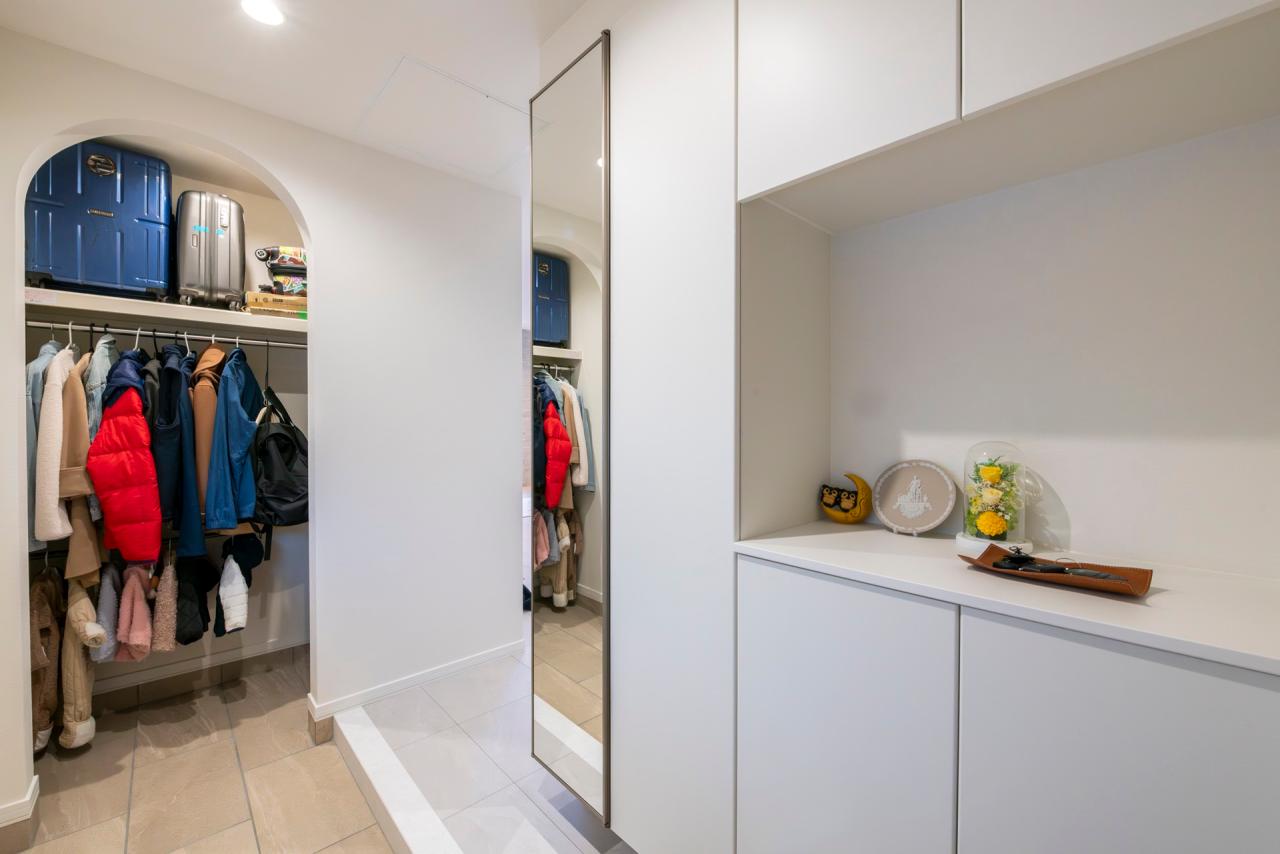 玄関、シューズクローク：玄関には大容量の玄関収納に加えアーチの垂れ壁がかわいらしいシューズクロークも