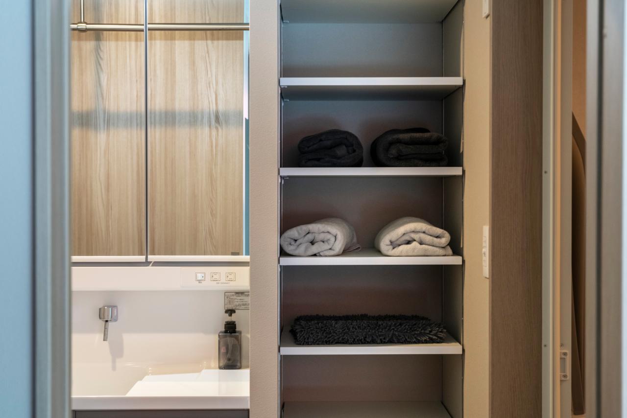 ラバトリー・洗面所、収納、脱衣室:タオルもすっきり収まる洗面台横の可動棚収納