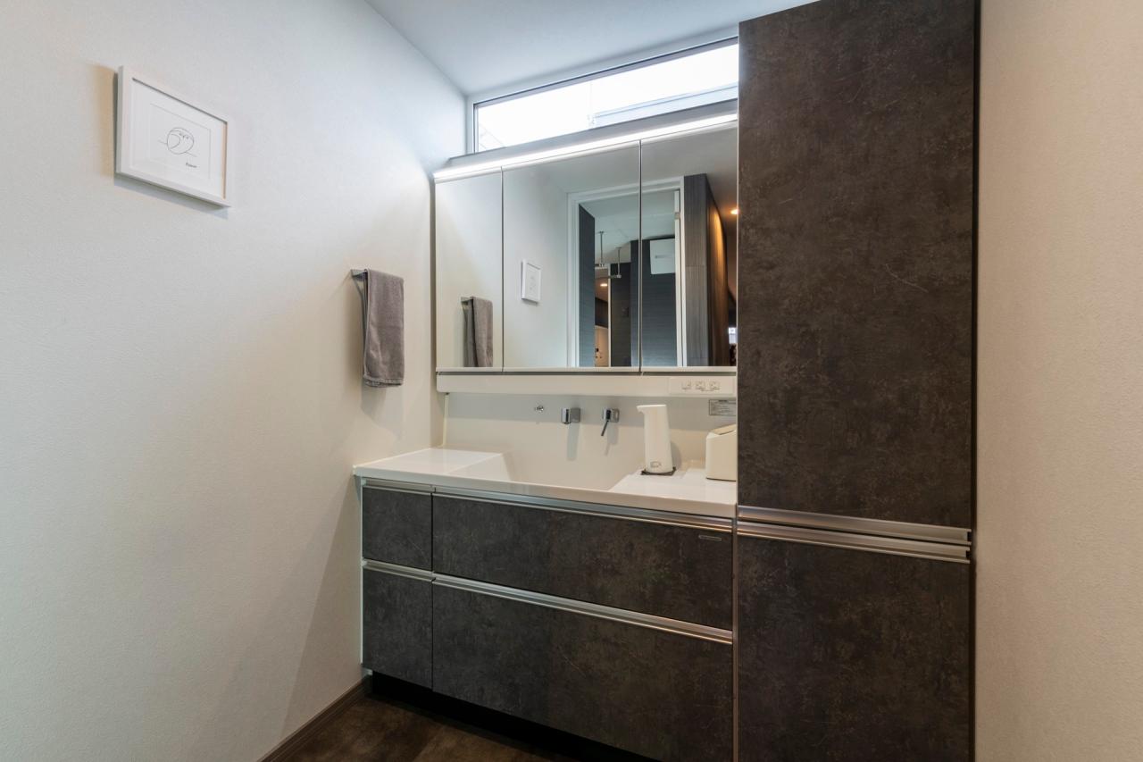 ラバトリー・洗面所、窓：洗面台上部には高窓を配置し、暗くなりがちな洗面所も明るくすっきりとした印象に