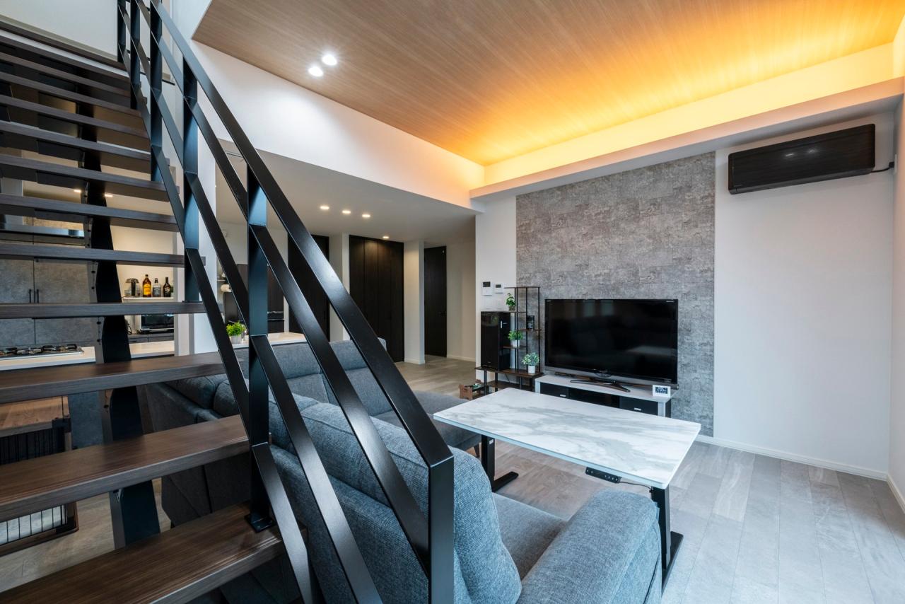 リビング、ダイニング、キッチン：LDKにいる家族の気配を感じれるオープン階段