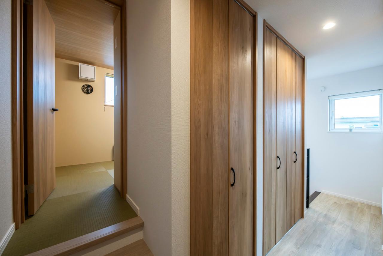 和室：ハイ天井上を活かした秘密基地の様なおこもり空間の客間