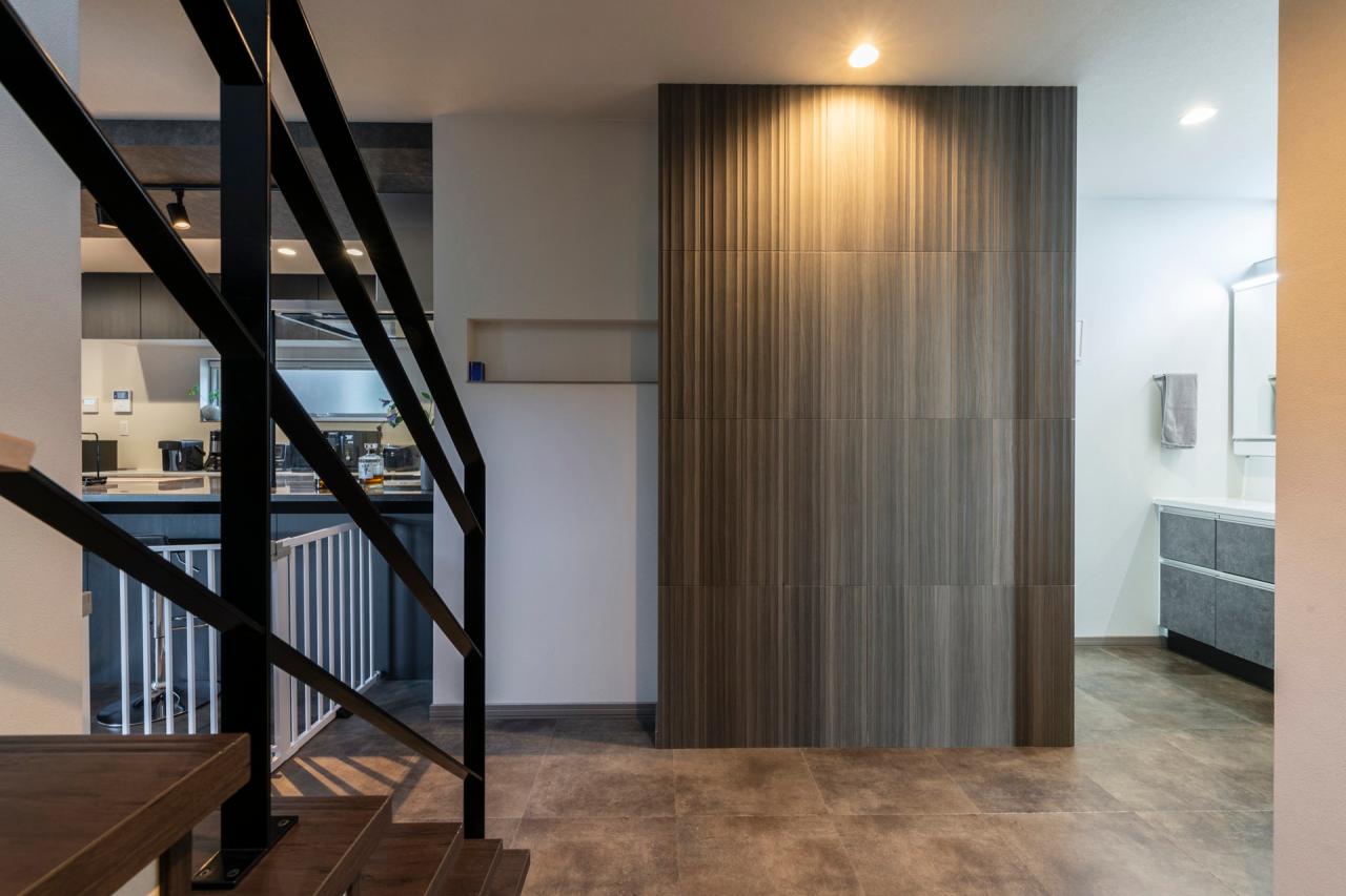 玄関、ホール、壁紙：玄関ホールの一面にはエコカラットとニッチを組み合わせた意匠的な空間が